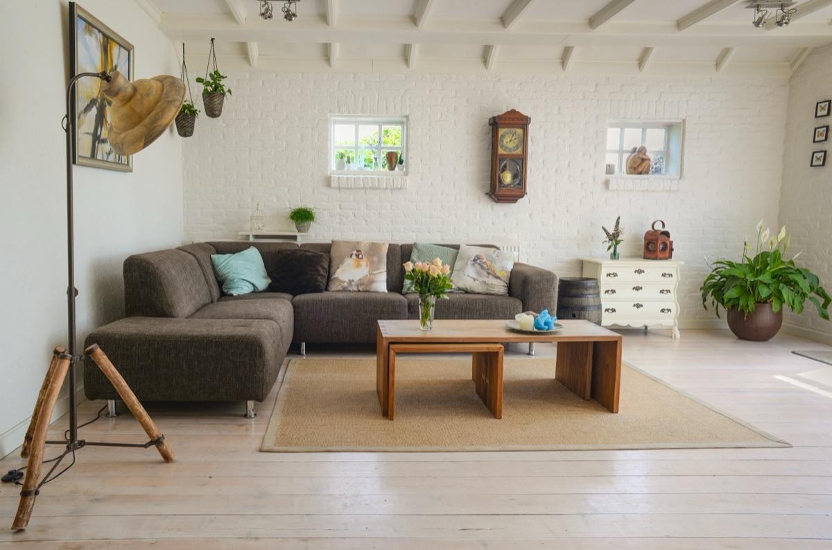 Ultimate Guide to Hosting a Successful Moving Sale